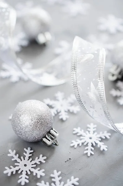 Срібний Різдвяний Фон Кучеряву Стрічку Декоративними Кульками Сніжинками Різдвяні Прикраси — стокове фото