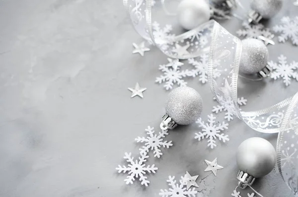 银色圣诞背景 卷曲的丝带与装饰球和雪花 圣诞装饰品 文本位置 — 图库照片