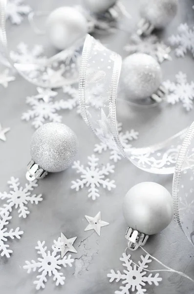 Срібний Різдвяний Фон Кучеряву Стрічку Декоративними Кульками Сніжинками Різдвяні Прикраси — стокове фото
