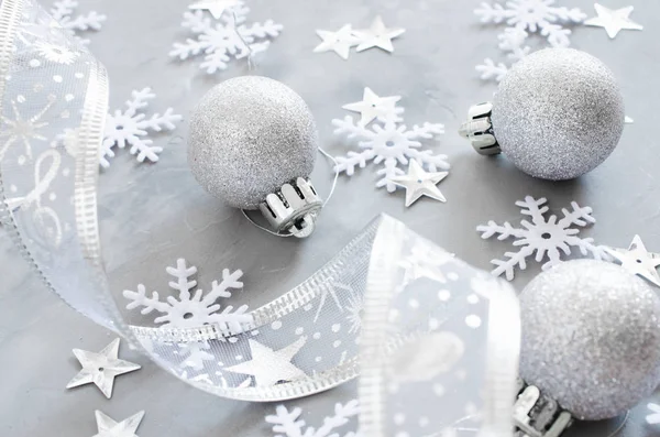 Fondo Navidad Plata Cinta Rizada Con Bolas Decorativas Copos Nieve — Foto de Stock