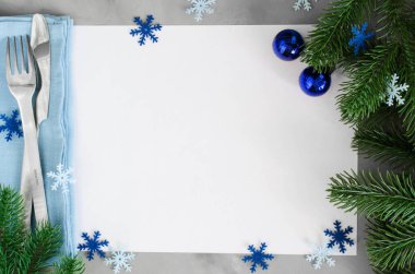 Noel menü yazmak için arka plan. Kış sofra. Noel ağacı, çatal bıçak takımı ve boş kağıt. Üstten görünüm, kopya alanı.