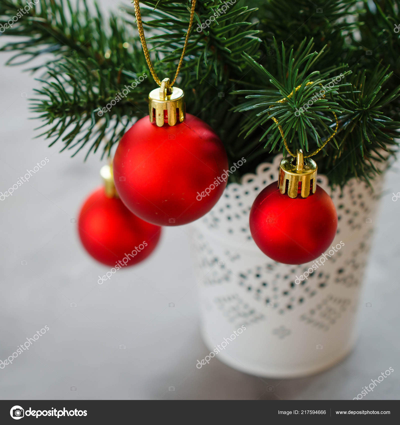 圣诞节的背景与圣诞冷杉树枝和装饰品圣诞问候明信片复制空间 图库照片 C Allchonok