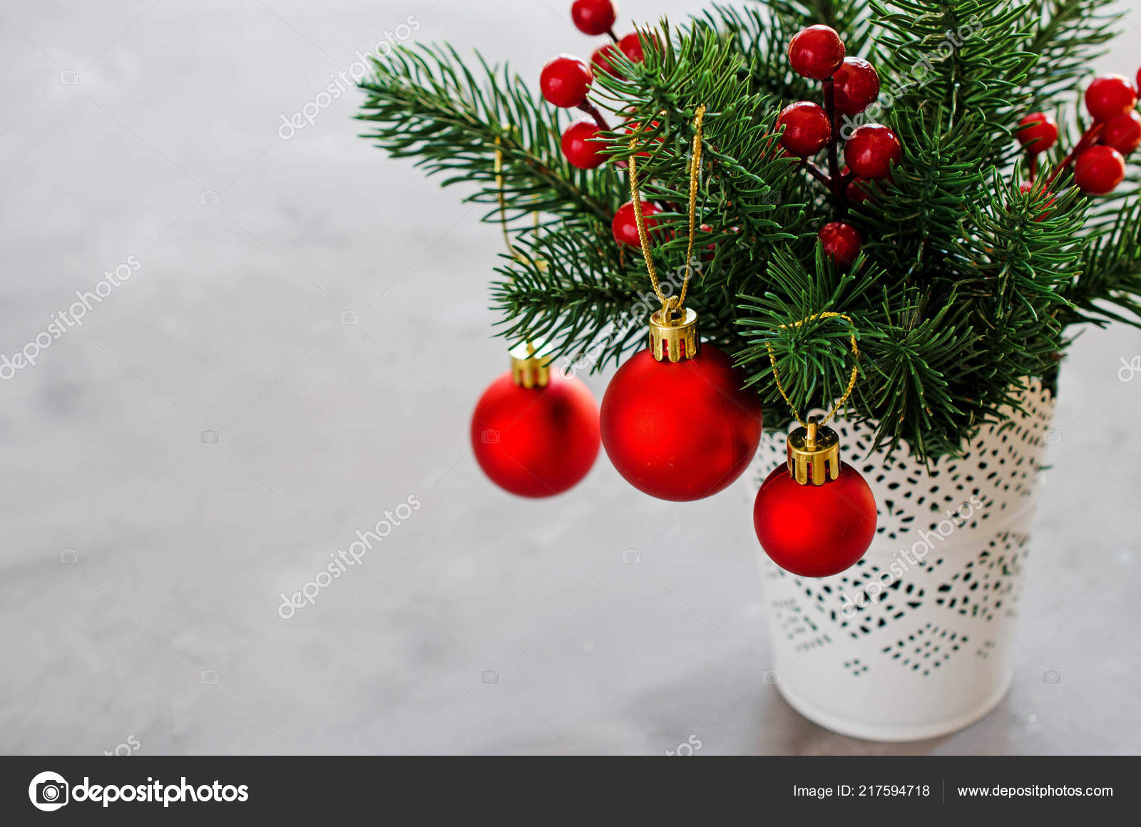 圣诞节的背景与圣诞冷杉树枝和装饰品圣诞问候明信片复制空间 图库照片 C Allchonok