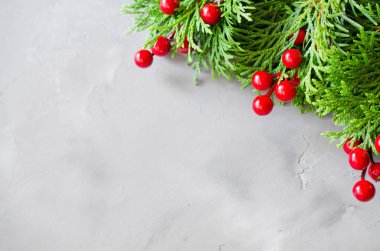 Noel arka plan xmas köknar ile şube ve kırmızı süslemeleri. Kopya alanı.