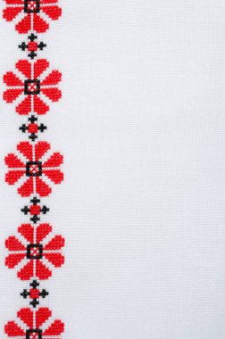 Öğe üzerinde kırmızı ve siyah pamuk iş parçacıkları tarafından beyaz keten el yapımı nakış. Etnik dokular tasarımı. Desen Craft tarafından çapraz dikiş nakış. Nakış ile arka plan. Geometrik halk süsleme.