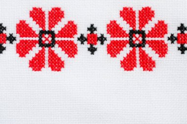 Öğe üzerinde kırmızı ve siyah pamuk iş parçacıkları tarafından beyaz keten el yapımı nakış. Etnik dokular tasarımı. Desen Craft tarafından çapraz dikiş nakış. Nakış ile arka plan. Geometrik halk süsleme.