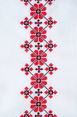 Öğe üzerinde kırmızı ve siyah pamuk iş parçacıkları tarafından beyaz keten el yapımı nakış. Etnik dokular tasarımı. Desen Craft tarafından çapraz dikiş nakış. Nakış ile arka plan. Geometrik halk süsleme.
