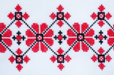 Öğe üzerinde kırmızı ve siyah pamuk iş parçacıkları tarafından beyaz keten el yapımı nakış. Etnik dokular tasarımı. Desen Craft tarafından çapraz dikiş nakış. Nakış ile arka plan. Geometrik halk süsleme.