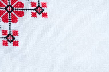 Öğe üzerinde kırmızı ve siyah pamuk iş parçacıkları tarafından beyaz keten el yapımı nakış. Etnik dokular tasarımı. Desen Craft tarafından çapraz dikiş nakış. Nakış ile arka plan. Geometrik halk süsleme.