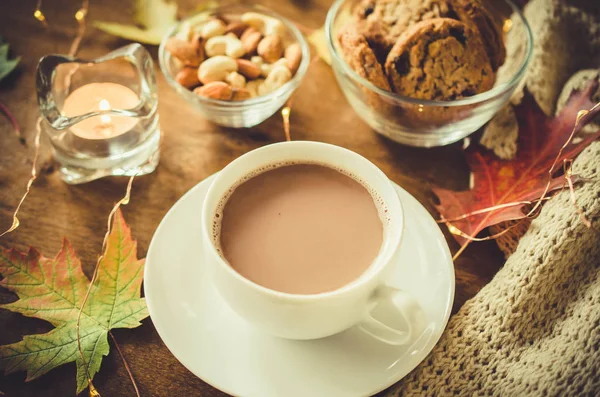 Une Tasse Cacao Chaud Noix Biscuits Bougie Plaid Tricoté Sur — Photo