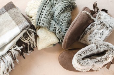 Sıcak ev giysiler. Sıcak yünlü ekose ve ev terlik.