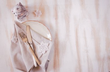 Xmas süslemeleri Vintage ya da Provence stili ile fener ile Noel tablo yer ayarı. Gümüş keten peçete ve rustik ahşap zemin üzerine dekoratif kar taneleri ile. Üstten görünüm. Kopya alanı.