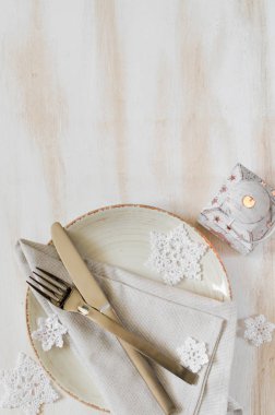 Xmas süslemeleri Vintage ya da Provence stili ile fener ile Noel tablo yer ayarı. Gümüş keten peçete ve rustik ahşap zemin üzerine dekoratif kar taneleri ile. Üstten görünüm. Kopya alanı.