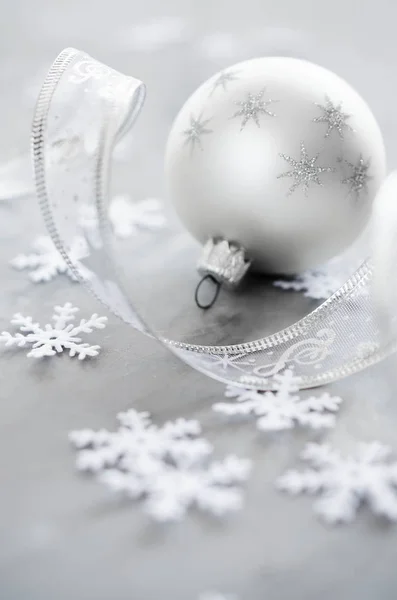 Silber Weihnachten Hintergrund Lockenband Mit Dekorativen Kugeln Und Schneeflocken Weihnachtsdekoration — Stockfoto