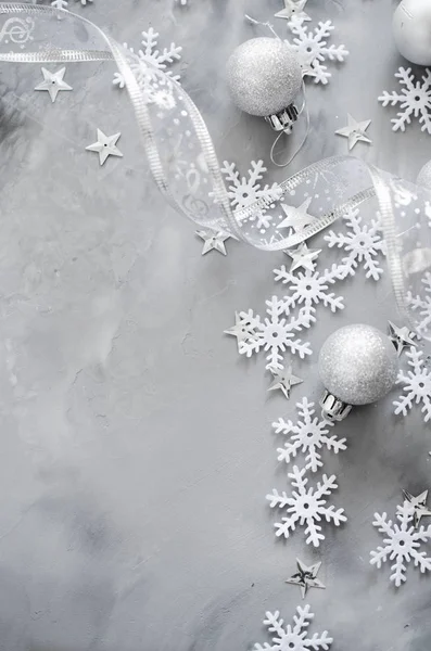 Silber Weihnachten Hintergrund Lockenband Mit Dekorativen Kugeln Und Schneeflocken Weihnachtsdekoration — Stockfoto