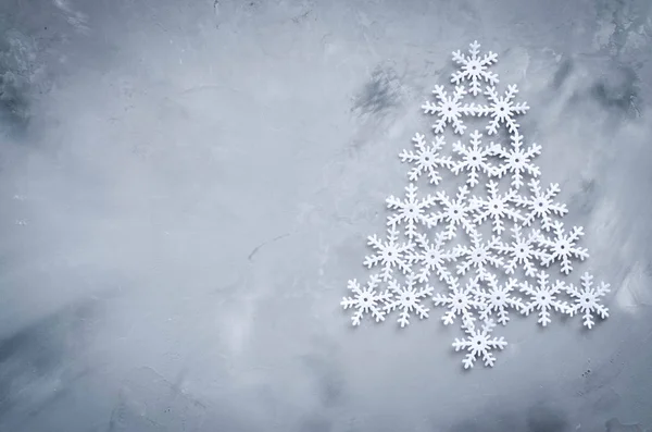 圣诞节贺卡与地方为您的文本 Snowflakers 在灰色背景下圣诞树的形式奠定 — 图库照片