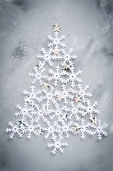 圣诞节贺卡与地方为您的文本 Snowflakers 在灰色背景下圣诞树的形式奠定 — 图库照片