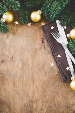 Noel menü yazmak için arka plan. Kış sofra. Noel ağacı, çatal bıçak takımı ve köknar şube. Üstten görünüm, kopya alanı.