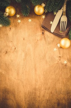 Noel menü yazmak için arka plan. Kış sofra. Noel ağacı, çatal bıçak takımı ve köknar şube. Üstten görünüm, kopya alanı.