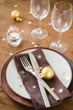 Basit Noel tablo yer ayarını vintage veya rustik tarzı ahşap arka plan üzerinde. Festival tablo Noel ve yeni yıl akşam yemeği için ayarla.