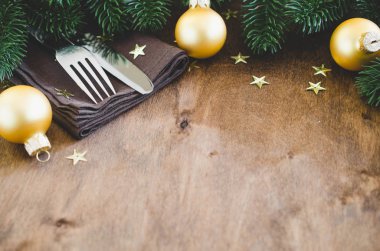 Noel menü yazmak için arka plan. Kış sofra. Noel ağacı, çatal bıçak takımı ve köknar şube. Üstten görünüm, kopya alanı.