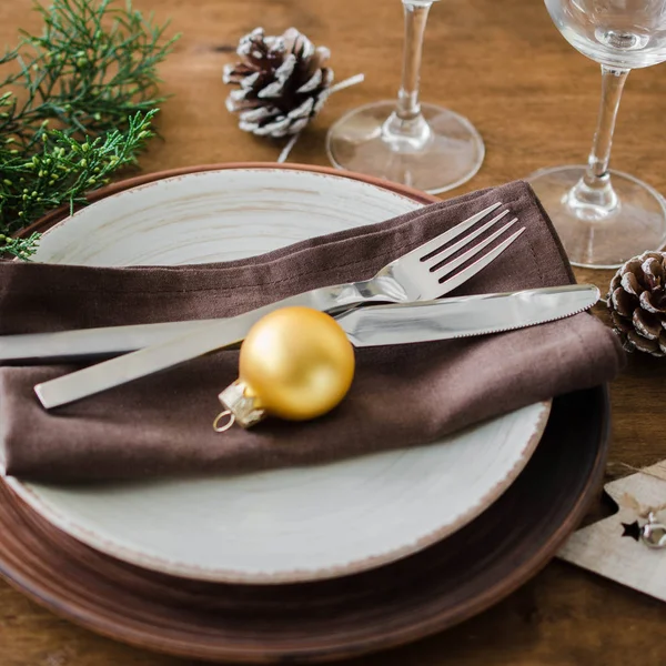 Basit Noel tablo yer ayarını vintage veya rustik tarzı ahşap arka plan üzerinde. Festival tablo Noel ve yeni yıl akşam yemeği için ayarla.