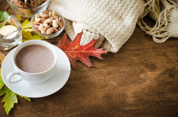 Une Tasse Cacao Chaud Noix Biscuits Bougie Plaid Tricoté Sur — Photo