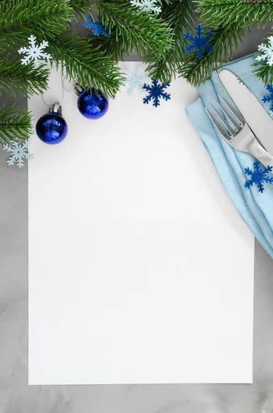 Noel menü yazmak için arka plan. Kış sofra. Noel ağacı, çatal bıçak takımı ve boş kağıt. Üstten görünüm, kopya alanı.