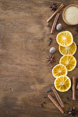 Mutfak arka plan. Noel gingerbread veya mulled şarap için baharat. Pişirme malzemelerin üzerine ahşap masa pişirme tatil. Noel yemeği. Kopya alanı ile üstten görünüm.