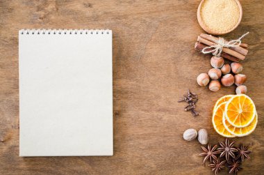 Tarifi veya menü yazmak için Not defteri. Mutfak arka plan.