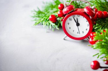 Noel kompozisyon: xmas çam dalları, çalar saat ve kırmızı çan.