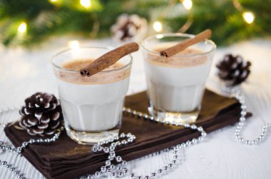 Noel süt kokteyl ile baharat Eggnog festival atmosferi içinde.