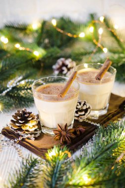 Noel süt kokteyl ile baharat Eggnog festival atmosferi içinde.