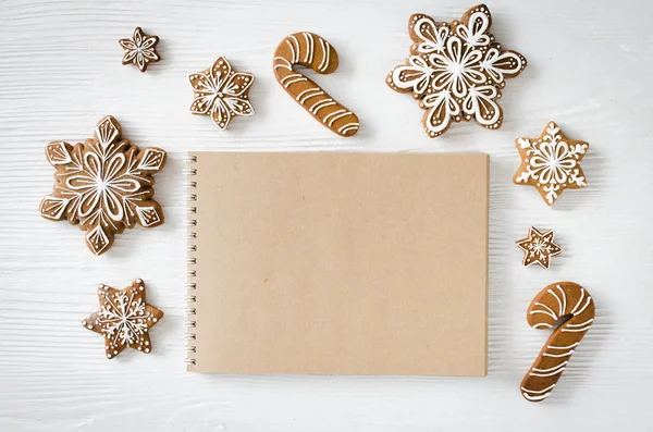 Weihnachten Lebkuchen Auf Weißem Holztisch Braunes Notizbuch Zum Schreiben Von — Stockfoto