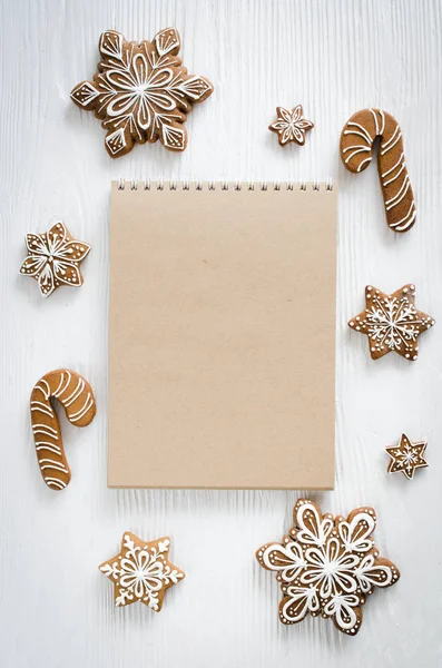 Weihnachten Lebkuchen Auf Weißem Holztisch Braunes Notizbuch Zum Schreiben Von — Stockfoto