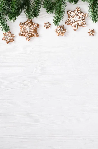 Χριστουγεννιάτικα Σπιτικά Μελόψωμο Cookies Και Κλαδιά Έλατου Άσπρο Φόντο Ξύλινη — Φωτογραφία Αρχείου