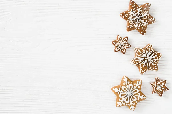 Weihnachtliche Selbst Gebackene Lebkuchen Auf Weißem Holzgrund Flach Lag Kopierraum — Stockfoto