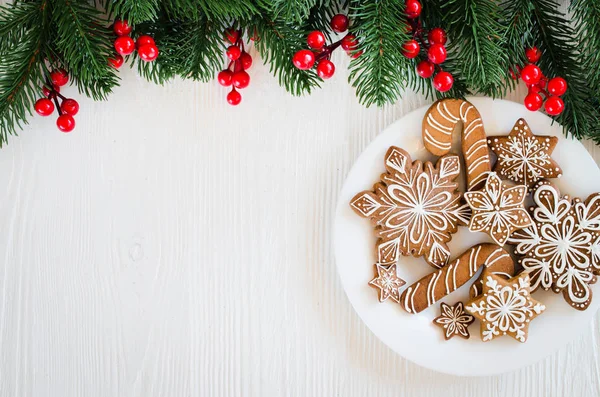 Weihnachten Selbst Gebackene Lebkuchen Und Tannenzweige Auf Weißem Holzgrund Flach — Stockfoto