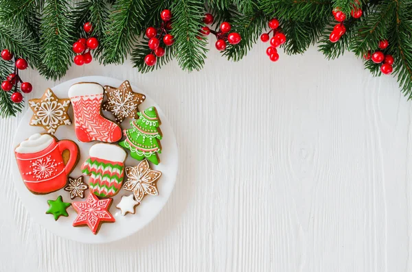 Χριστουγεννιάτικα Σπιτικά Μελόψωμο Cookies Και Κλαδιά Έλατου Άσπρο Φόντο Ξύλινη — Φωτογραφία Αρχείου