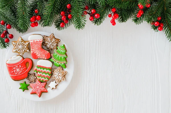 Noel ev yapımı gingerbread çerezleri ve çam dalları Beyaz ahşap zemin üzerinde. Düz yatıyordu. Kopya alanı.
