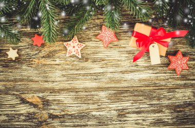 Noel ahşap arka plan köknar ağacı, zencefilli ve hediye kutusu ile. Rustik tarzı karlı Noel kartı. Kopya alanı ile göster.