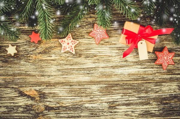 Weihnachten Holz Hintergrund Mit Tanne Lebkuchen Und Geschenkbox Verschneite Weihnachtskarte — Stockfoto