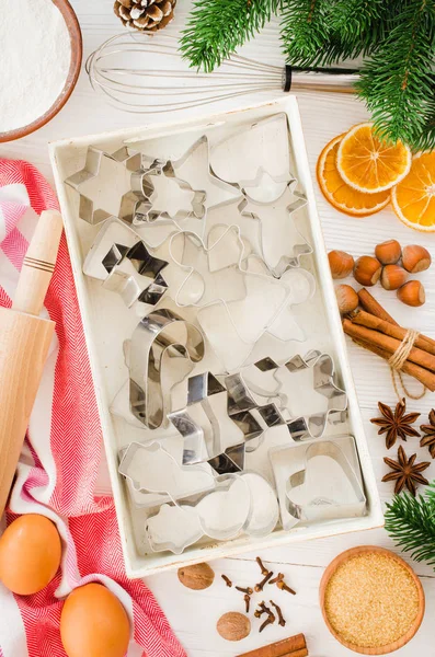 Urlaub Essen Hintergrund Weihnachtsausstecher Nudelholz Und Backzutaten Auf Weißem Holztisch — Stockfoto