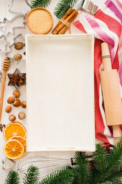 Tatil Gıda arka plan. Gingerbread çerezleri kesiciler, oklava ile beyaz tahta masada pişirme için malzemeler. Üstten görünüm. Noel tarifi için kopya alanı.