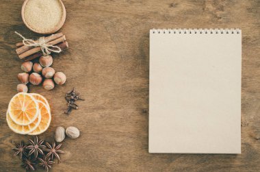 Tarifi veya menü yazmak için Not defteri. Mutfak arka plan.
