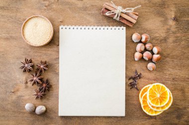 Tarifi veya menü yazmak için Not defteri. Mutfak arka plan.