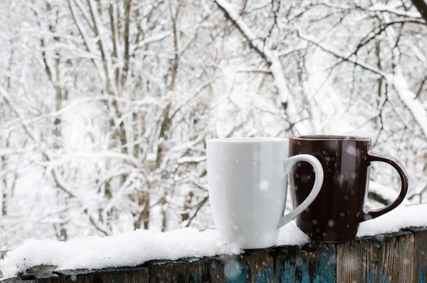Затишні Натюрморт Взимку Дві Чашки Гарячої Кави Чаю Терасі Покриті Стокова Картинка