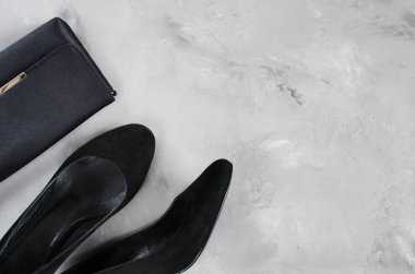 Bayan aksesuarlar. Yüksek topuklar ve küçük çanta ile klasik siyah süet ayakkabılar. Moda stil. Düz yatıyordu.