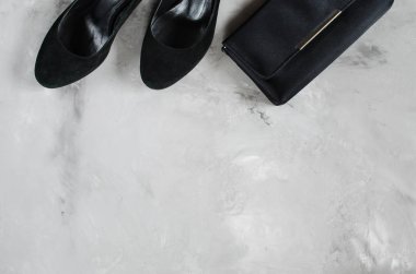 Bayan aksesuarlar. Yüksek topuklar ve küçük çanta ile klasik siyah süet ayakkabılar. Moda stil. Düz yatıyordu.