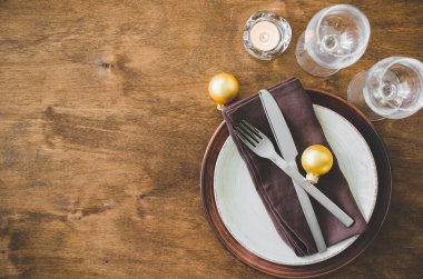 Basit Noel tablo yer ayarını vintage veya rustik tarzı ahşap arka plan üzerinde. Festival tablo Noel ve yeni yıl akşam yemeği için ayarla.